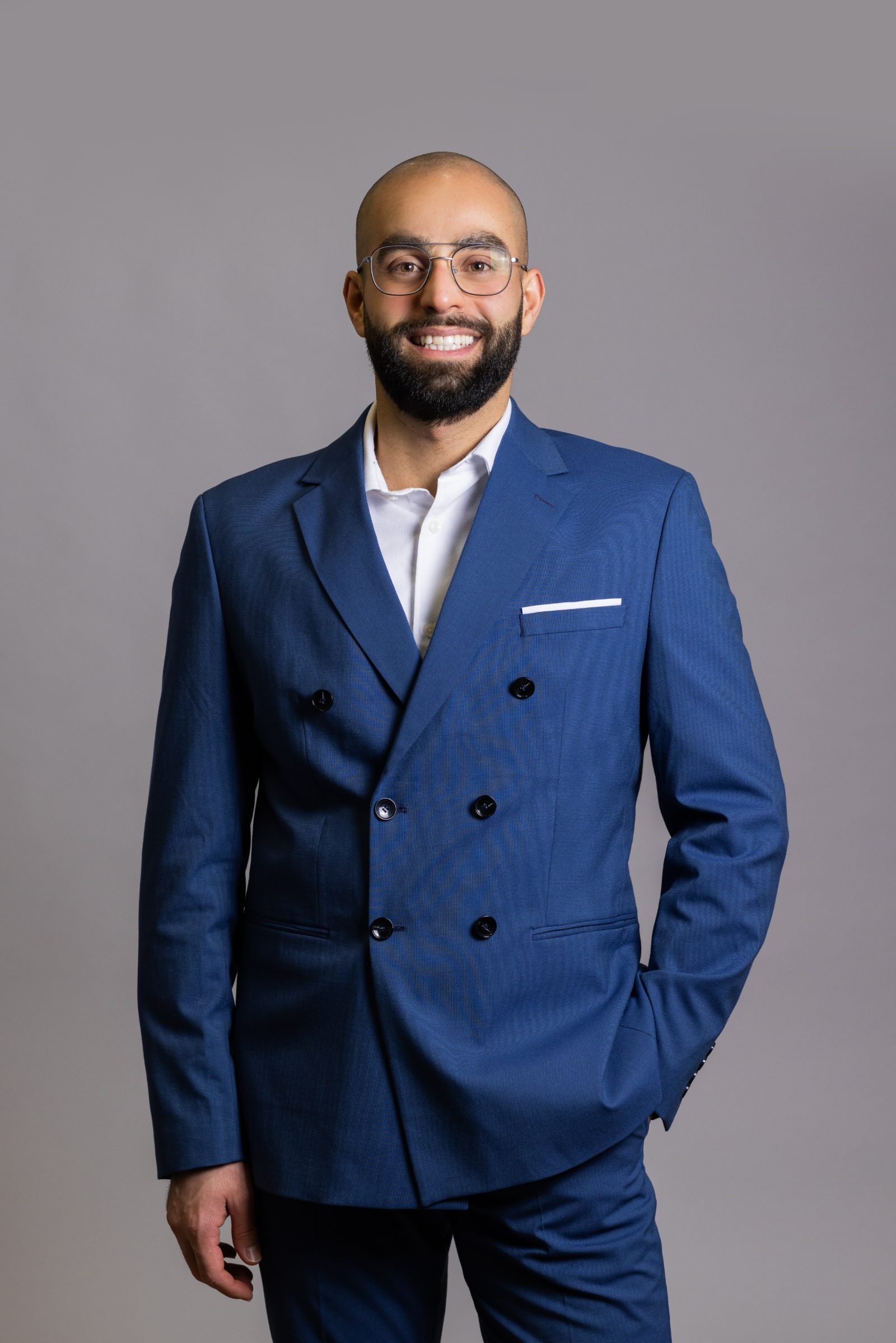 Joey Andraos, conseiller en sécurité financière, en complet marine